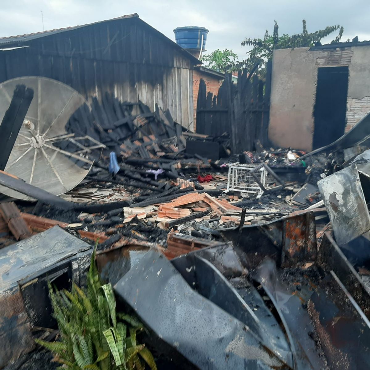 casa foi totalmente destruída pelas chamas - crédito de imagens: Gazeta Rondônia.