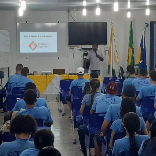Alunos da Escola Estadual Tancredo de Almeida Neves, participando de palestra Antidrogas do CADCER - crédito de imagem: Gazeta Rondônia