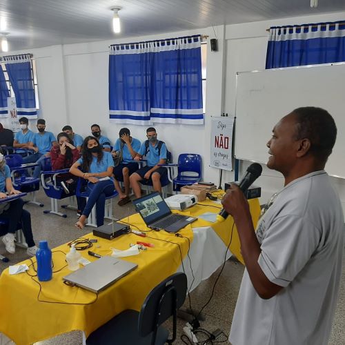 Presidente do CADCER Osório Ludgero Neto Reis, ministrando palestra para os alunos da Escola Estadual Tancredo de Almeida Neves - crédito de imagem: Gazeta Rondônia