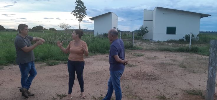 vereador Erivelton Navarro, produtora agrícola Rosa Santos e deputado Chrisóstomo em visita a Agroindústria Qualy, desativada em Cerejeiras - Crédito de imagem: Gazeta Rondônia