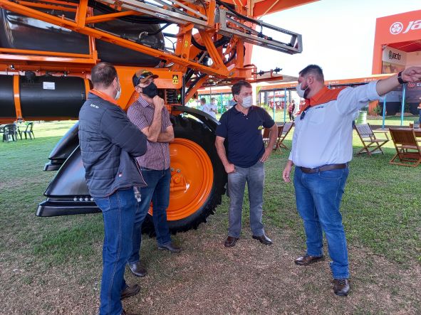 Produtores de Cerejeiras visitaram a feira. Marcelo e André Vendrusculo, juntamente com Paulo Henrique Maroneze, da Copama, avaliam máquina agrícola. (Foto: Rildo Costa)