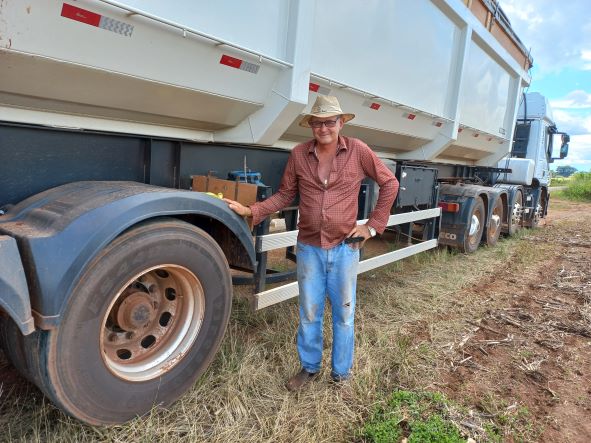 O caminhoneiro Osmar Canton está aproveitando a demanda de caminhões causada pela safra da soja. Preços mais justos pelo frete. (Foto: Rildo Costa)