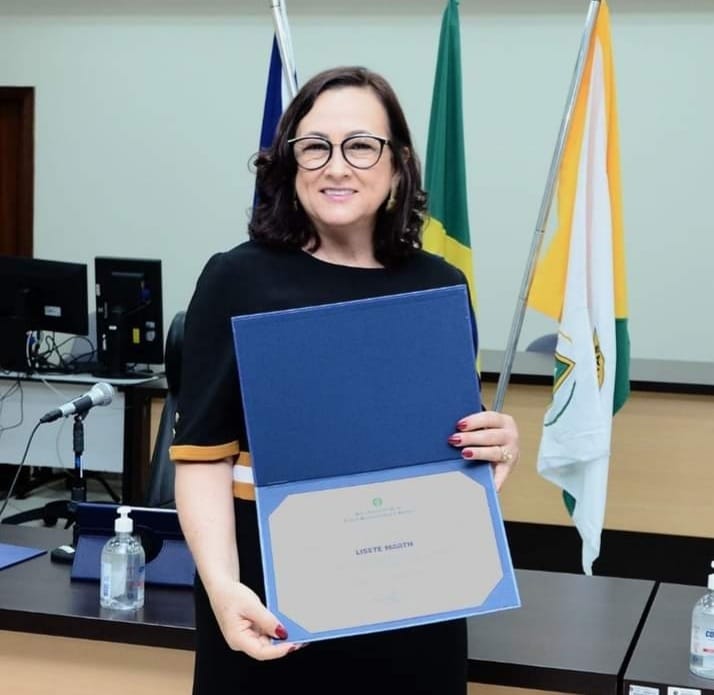 Prefeita do município de Cerejeiras, Lisete Marth durante cerimônia de diplomação - Crédito de imagem: Divulgação.