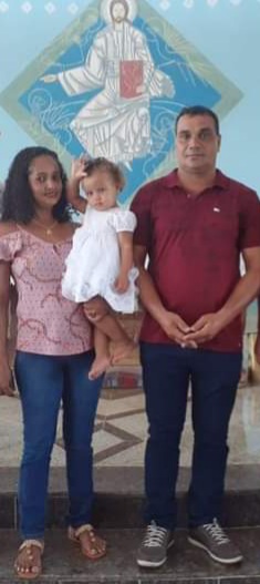 Fabiana Martins, a pequena Ana Paula e o pai Marcos Alves.