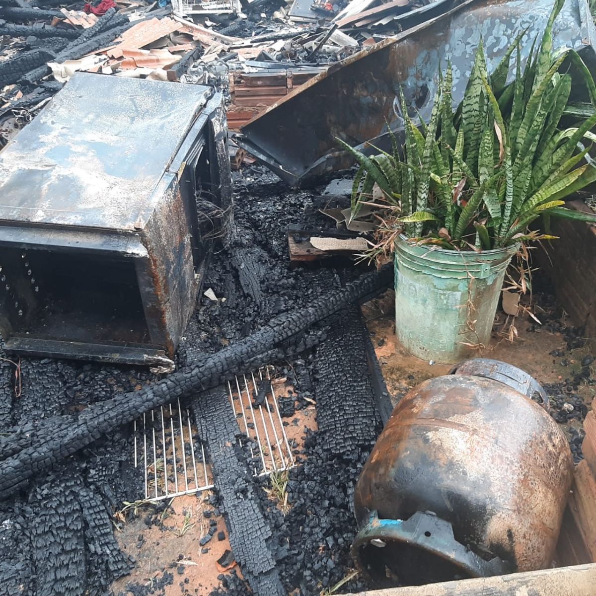 Fogão e botija de gás totalmente destruídos pelas chamas - Crédito de Imagem: Gazeta Rondônia