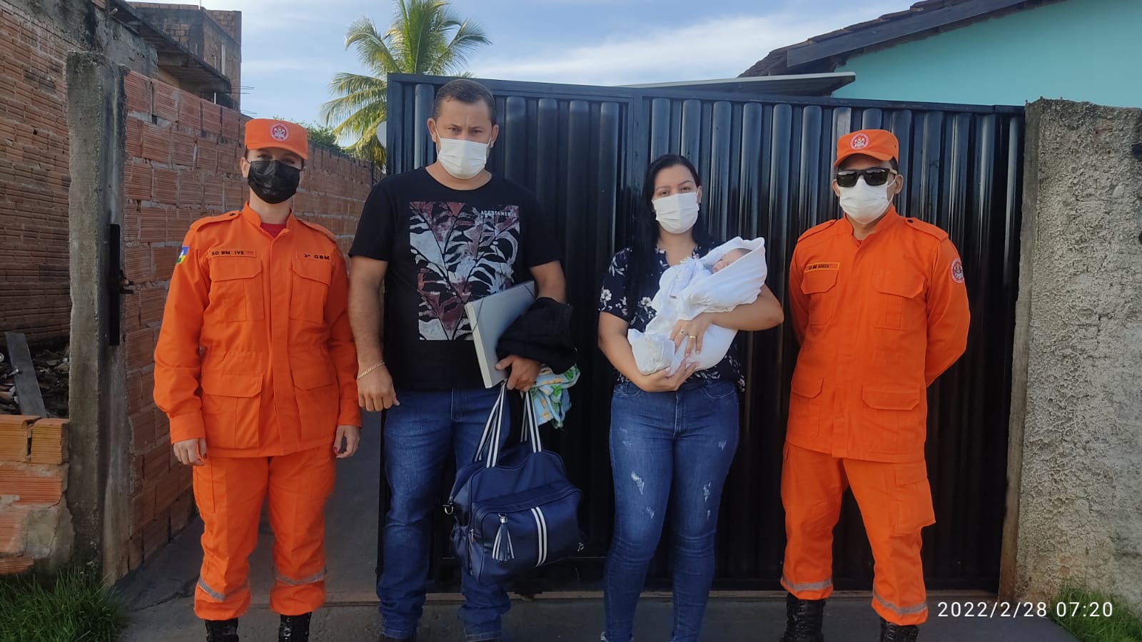 Corporação do Corpo de Bombeiros de Cerejeiras indo buscar a família de David Novak para o embarque rumo a São José do Rio Preto - Crédito de Imagem: Gazeta Rondônia 