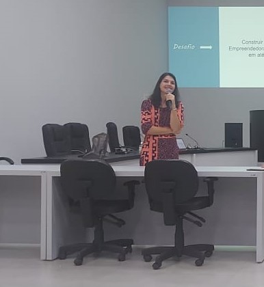 Professora Jessica Weschenfelder Alexandre ministrando palestra sobre empreendedorismo em Vilhena - Foto: Gazeta Rondônia