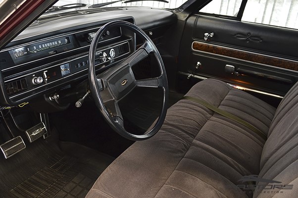 Com um amplo espaço interno, o Ford Landau acomodava até seis passageiros de forma confortável. A foto acima apresenta o painel requintado desse modelo de luxo.