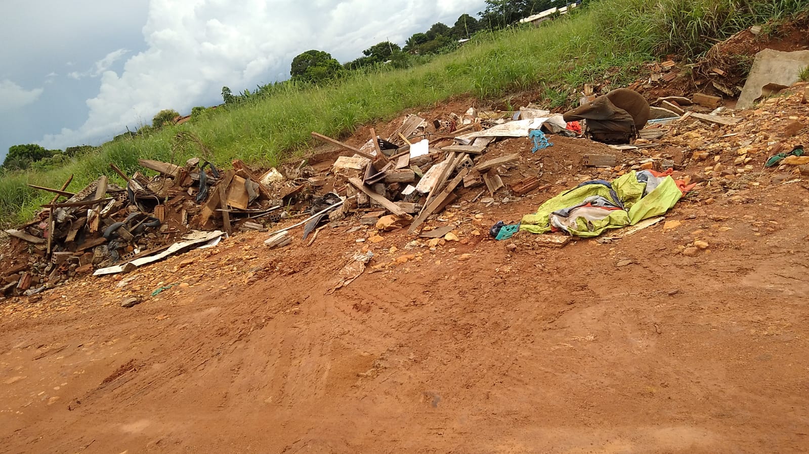 Lixos descartados inadequadamente em Cerejeiras - Crédito de Imagem: Leitora Gazeta Rondônia