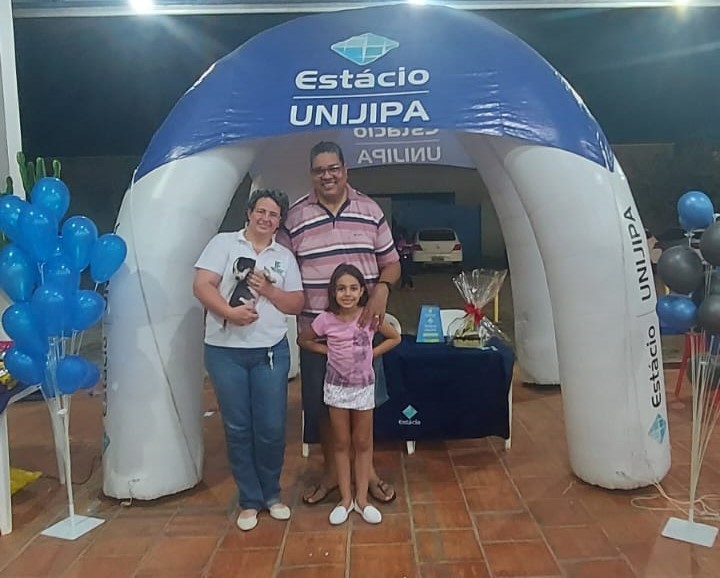 Márcia Tesser, Elizeu e Yohanna no momento da adoção da cachorrinha DJ Faísca.