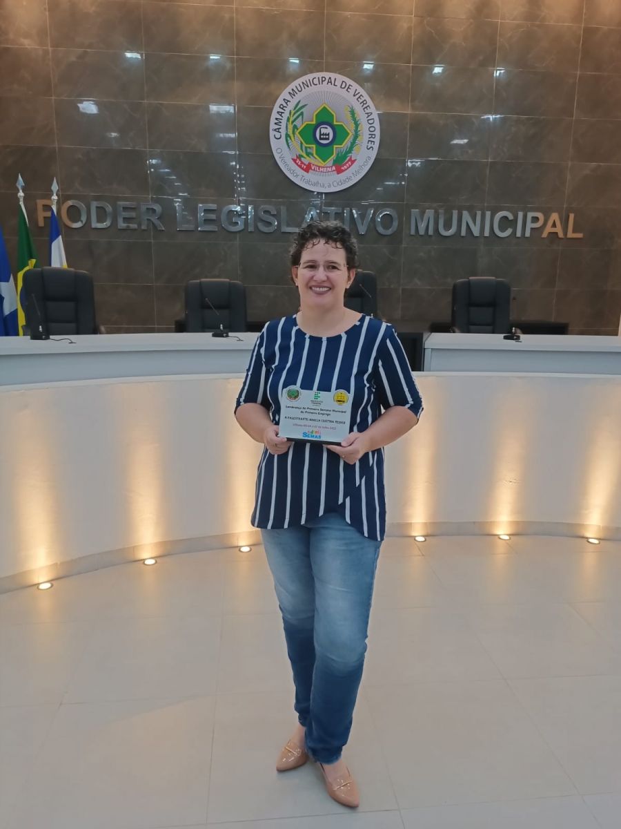 Palestrante Márcia Tesser recebendo placa de homenagem do CMDCA de Vilhena - Foto: Gazeta Rondônia