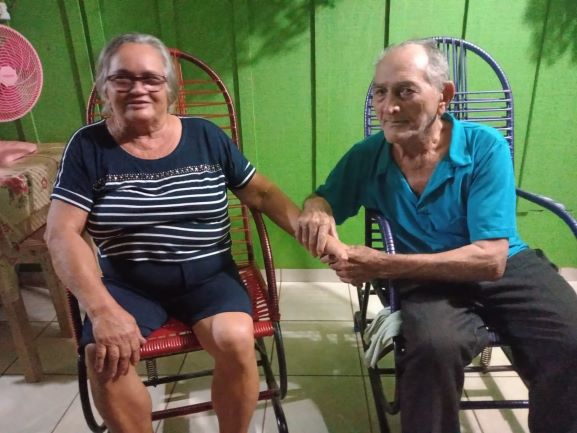Maria Socorro Batista de Souza, 74 anos e seu esposo Elias Moreira de Souza, 91 anos, pioneiros de Cerejeiras - Foto: Arquivo familiar.