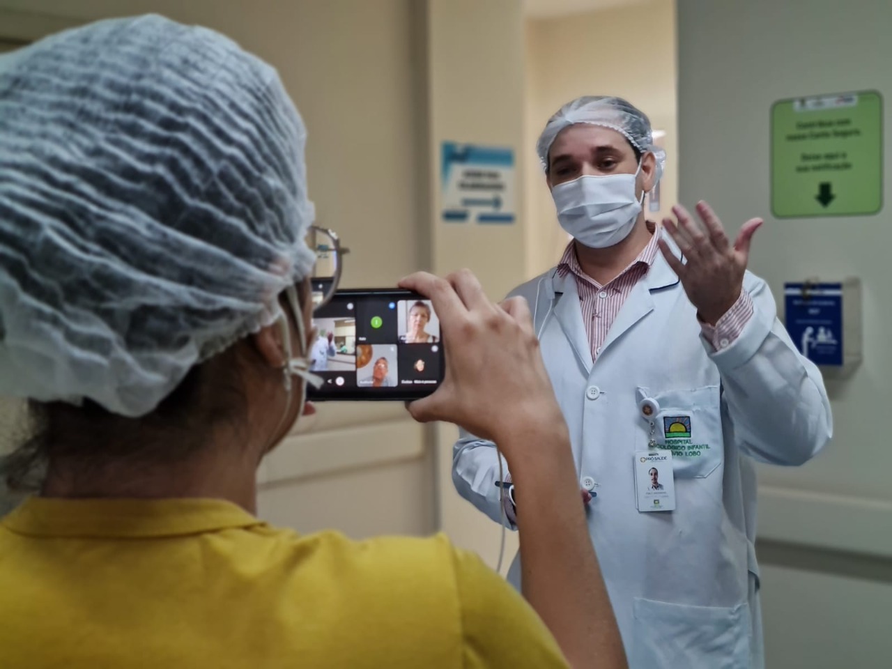 Enfermeiro explica sobre procedimentos assistenciais. Foto: Comunicação Pró-Saúde