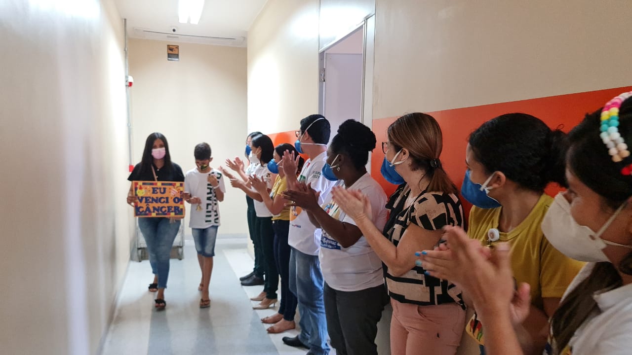 Colaboradores comemoram a vitória do paciente. Foto: Comunicação Pró-Saúde.