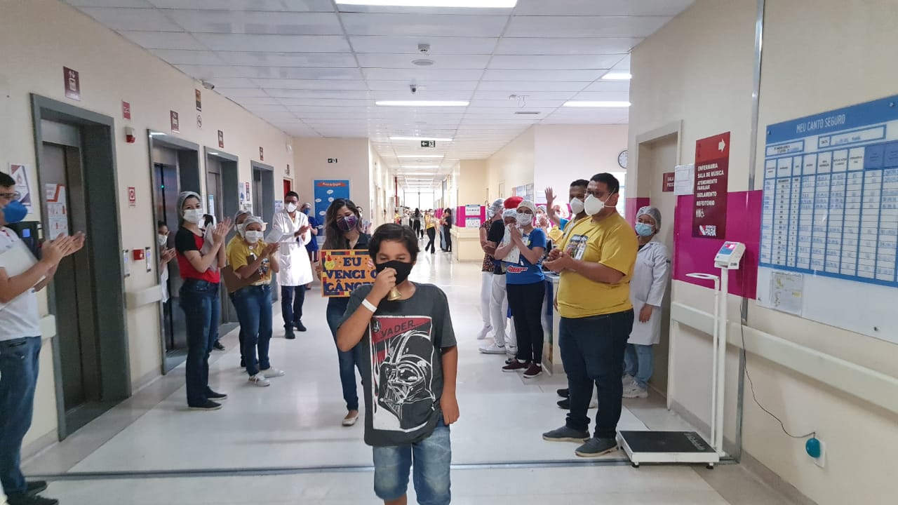 A emoção tomou o paciente Mikael e sua mãe diante dos aplausos dos profissionais. Foto: Comunicação Pró-Saúde.