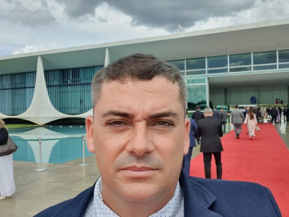 Vereador Erivelton Navarro em sua chegada no Palácio do Planalto em Brasília.- Crédito de imagem: Arquivo pessoal.