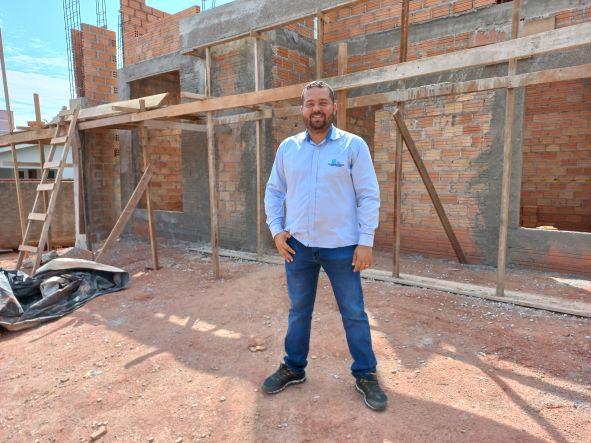 O engenheiro Maycon Rodrigues acompanhando uma obra em Cerejeiras. Ele diz que o mercado da construção civil melhorou muito a partir de 2019. (Foto: Rildo Costa)