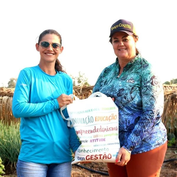 Prefeita Valéria Garcia realizando a distribuição do Kit do projeto Semear aos pequenos produtores do município de Pimenteiras do Oeste - Crédito de imagem: Assessoria 
