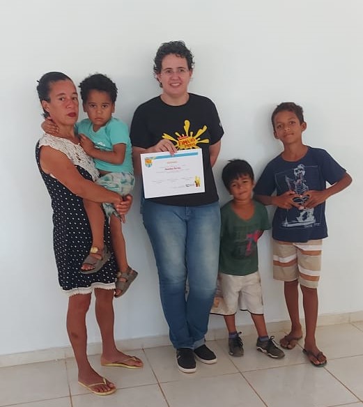 Viviane Rodrigues junto com os filhos e neto recebendo o certificado de participação do Programa Famílias Fortes da articuladora - Foto: Gazeta Rondônia.