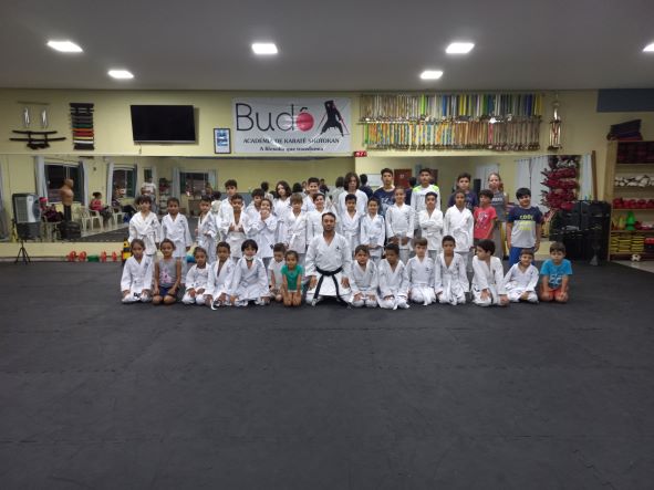 Turma infantil faixa-branca da Academia de Karatê Shotokan. Rendimento escolar é exigido dos atletas. (Foto: Rildo Costa)