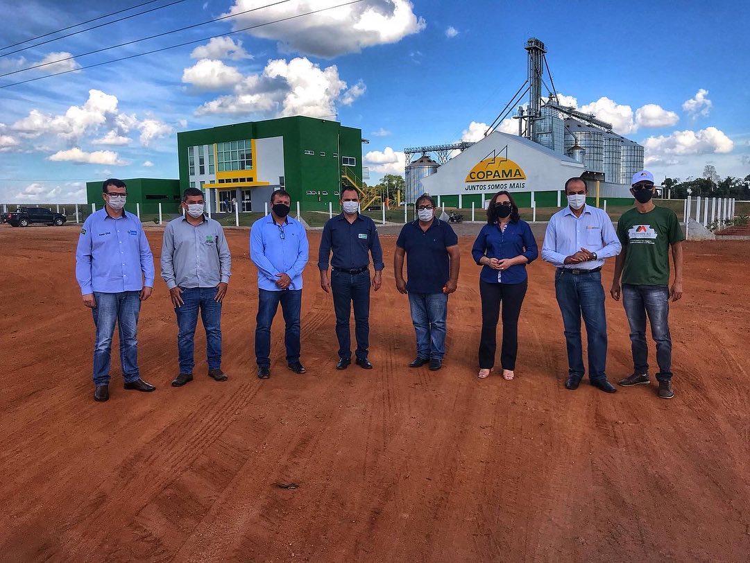 Erivelton (o segundo no sentido horário) e outras autoridades no secador da Copama em Cerejeiras. Vereador é atuante no setor produtivo. (Foto: Divulgação)