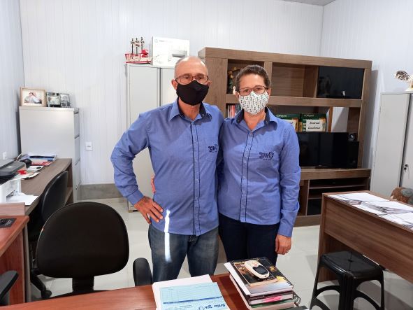 Casal Ferro no escritório da propriedade. Gestão afiada permite conhecer todos os números do negócio.  (Foto: Rildo Costa)