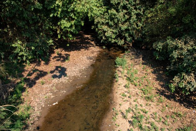 Leito do rio Igarapé Branco (Arara) neste ano. Na época da estiagem, a vazão diminui. (Foto: Nayury Ferreira)