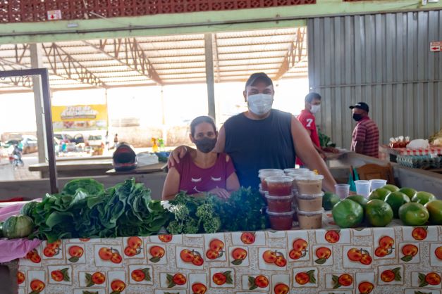 Alexandre, o Xandão, é um feirante bem-humorado. Ele vende de doce a legume com a esposa, a Jane. (Foto: Wellington Cordeiro)  