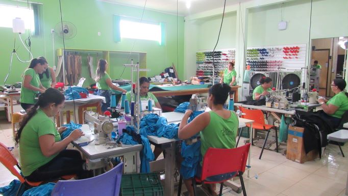 Oficina da Slinea. O setor de uniformes gera renda e emprego em Cerejeiras. (Foto: Rildo Costa)