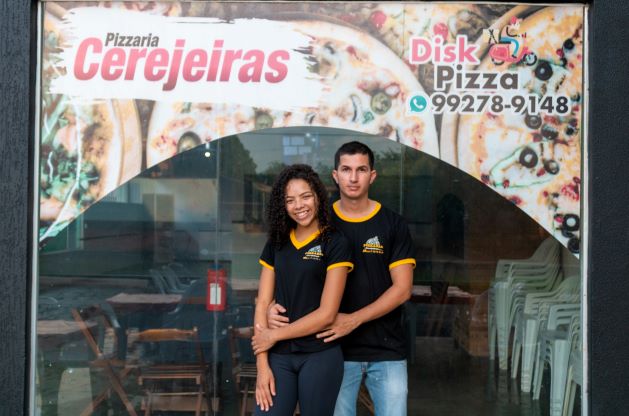 O casal Samuel e Bárbara apostou no setor de alimentação. Eles abriram uma pizzaria. (Foto: Nayury Ferreira)