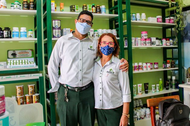 O farmacêutico Wesley abriu uma farmácia de produtos naturais. Está dando certo. (Foto: Nayury Ferreira)  