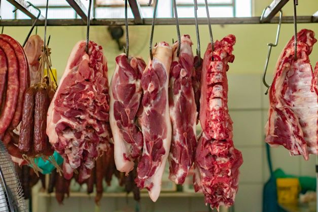 A feira é também uma referência em carnes. Com três açougues suínos e feirantes vendendo frangos e peixes, agora eles buscam um açougueiro bovino. (Foto: Wellington Cordeiro)