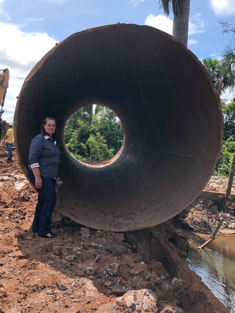 Prefeita Valéria Garcia vistoriando obra de instalação de tubos corrugados na linha 8