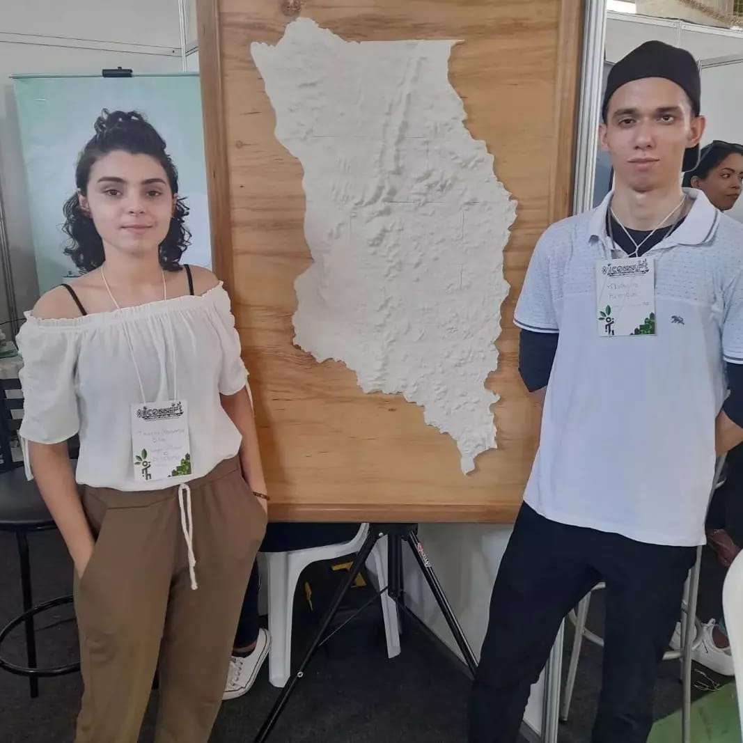 Thayná Albuquerque Silva, aluna do curso Técnico em Informática integrado ao ensino médio, e Matheus Henrique Barbosa Lima, aluno do curso de Tecnologia em Análise e Desenvolvimento de Sistemas.