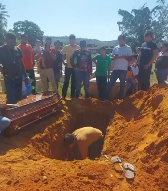 VÍDEO: Familiares e amigos abrem cova em cemitério para realizar sepultamento em cidade de Rondônia VÍDEO: Familiares e amigos abrem cova em cemitério para realizar sepultamento em cidade de Rondônia