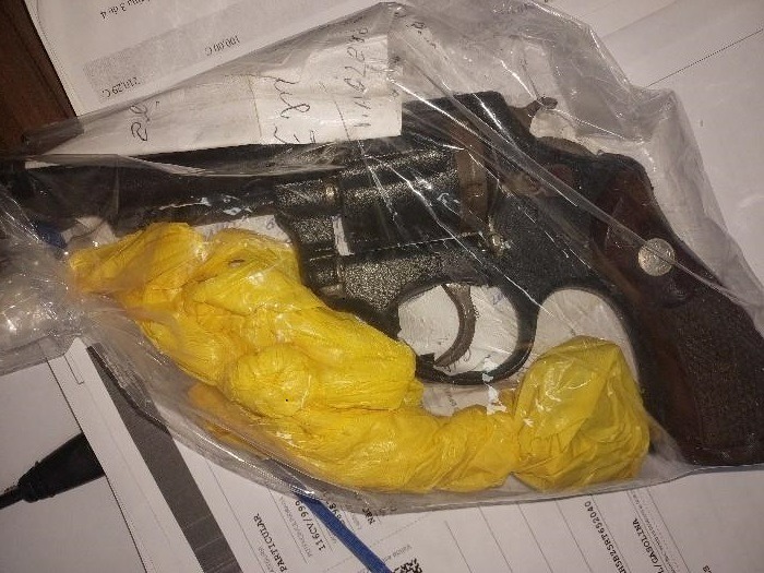 Polícias Militar e Civil prendem duas pessoas por porte ilegal de arma de fogo e tráfico de drogas em Cerejeiras