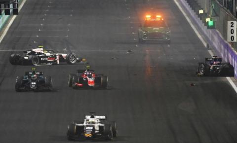 Neto de Emerson Fittipaldi é hospitalizado após bater em largada da F2 na Arábia Saudita