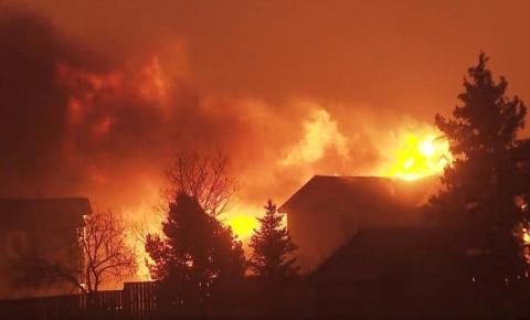 Incêndio devasta região e 33 mil pessoas têm de deixar as casas