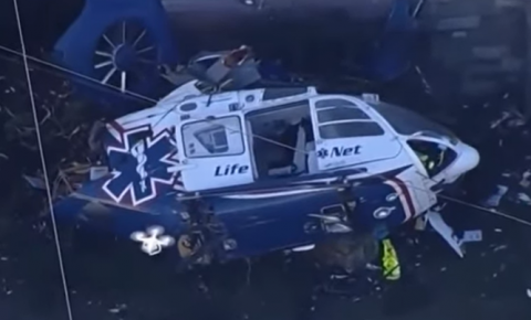 VÍDEO: Helicóptero cai em igreja e tripulação sobrevive