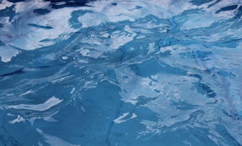 Menina de 2 anos morre após se afogar em piscina de plástico