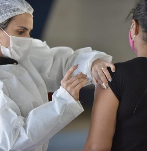 Governo de SP descarta reação adversa em menina de 10 anos que tomou vacina contra Covid
